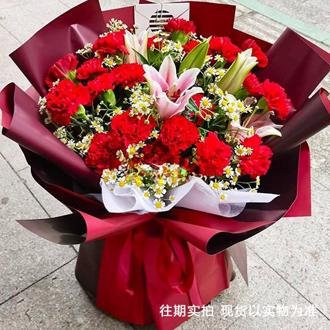 万事如意-22枝红色康乃馨，2枝多头粉百合，搭配洋甘菊