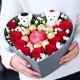 小呀小蘋果-9枝紅玫瑰+9顆巧克力+1個(gè)平安果+2只小熊，配滿天星，梔子葉