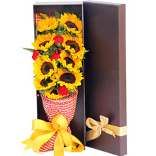 燦爛心情-9枝向日葵，搭配綠葉、紅色康乃馨