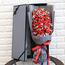 心想事成-33枝紅色康乃馨，搭配滿天星槍炮禮盒