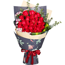 心心相印-33枝紅玫瑰，搭配相思梅、尤加利