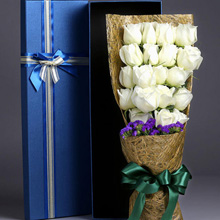 純真浪漫-19枝白玫瑰，搭配紫色勿忘我、梔子葉