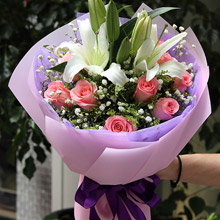 美麗如你-11朵戴安娜粉玫瑰、2枝百合、搭配適量滿(mǎn)天星