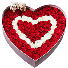 心有靈犀-99枝混搭玫瑰心形花盒（紅玫瑰+白玫瑰），2只小熊