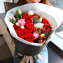 摯愛誓言-11枝紅玫瑰，配桔梗、銀葉菊、相思豆