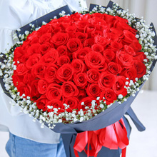 幸福滿滿-99朵紅玫瑰，外圍滿天星點綴送戀人花束