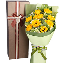 陽光啟程-9朵向日葵，搭配相思梅、梔子葉、桔梗