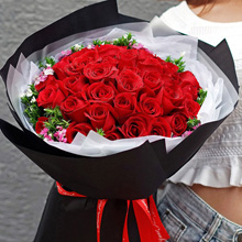 浪漫的愛(ài)-33枝紅玫瑰，搭配石竹梅愛(ài)情花束