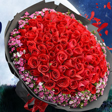 永遠愛你-99朵精品紅玫瑰，外圍黃鶯石竹梅送女神花束
