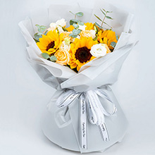 快快樂樂-4朵向日葵，6枝香檳玫瑰，搭配白桔梗，尤加利葉