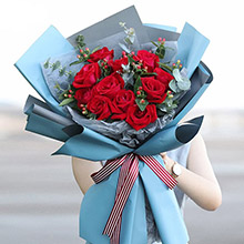 擁抱相守-11枝紅玫瑰，搭配尤加利、紅豆點綴