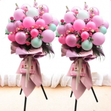 大吉大利-15個馬卡龍氣球，15朵粉色康乃馨，搭配相思梅、桔梗、散尾葵葉