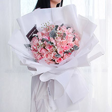 甜蜜約定-33枝精品粉玫瑰，搭配銀葉菊間插滿天星