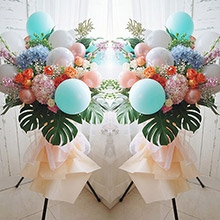 一本萬利-馬卡龍色氣球（淺藍(lán)、白色、橘粉）、粉+藍(lán)繡球、白色洋桔梗、金輝玫瑰