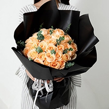 愛情綻放-33枝香檳玫瑰，搭配尤加利