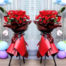 喜氣洋洋-40朵紅玫瑰，搭配尤加利葉，適量綠葉