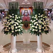 富貴盈門-香檳玫瑰、白洋桔梗、2支多頭白百合，搭配散尾葵、梔子葉