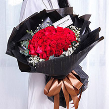 為愛瘋狂-33枝紅玫瑰，滿天星尤加利適量搭配