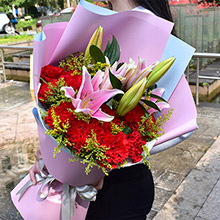 溫暖母愛-19枝紅色康乃馨，2枝多頭粉百合，搭配黃鶯