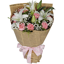 依戀母愛-11枝粉色康乃馨+2枝多頭香水百合，黃鶯滿天星豐滿