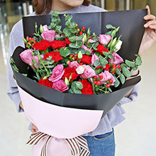 溫馨懷抱-11枝紅色康乃馨，搭配粉桔梗枝，紅豆，尤加利