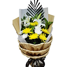 追憶難忘-9朵混搭菊花（白菊、黃菊），2枝百合花，搭配散尾葵葉、綠葉