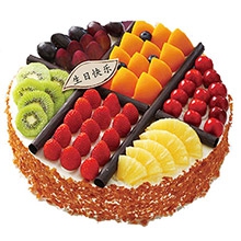 鮮奶水果蛋糕，新鮮時令水果，外圍巧克力脆。餐刀叉、盤、生日蠟燭一套