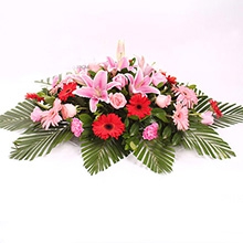 旗開得勝-11枝各色扶郎花、6枝粉百合、9枝粉玫瑰，搭配梔子葉、散尾葵