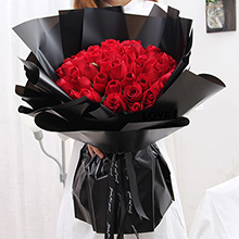 33枝紅玫瑰，綠葉點綴。黑色歐雅紙包裝，黑色英文緞帶花結