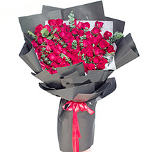 一眼萬年-99枝精品紅玫瑰，搭配尤加利葉