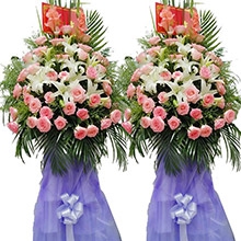 鵬程萬里-粉玫瑰、多頭白百合，搭配散尾葵、黃鶯、劍蘭、劍葉