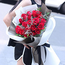 相愛時光-19支紅玫瑰，搭配情人草、綠葉點綴