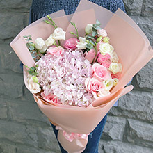粉色戀人-6枝粉玫瑰+2枝粉繡球，搭配粉、白色桔梗、尤加利