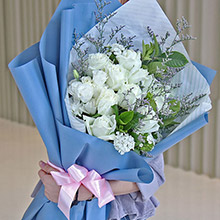 若只初見-9枝白玫瑰，搭配白桔梗、水晶草、白相思梅，綠葉