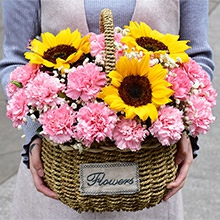 一生守護-33朵粉康乃馨、3朵向日葵，搭配白色滿天星