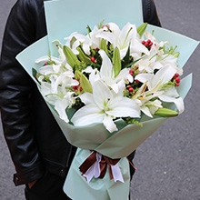 19朵白百合，搭配相思豆、黃鶯草。淺藍色手揉紙扇形包裝，精美絲帶蝴蝶結