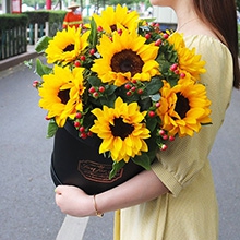 繁花似錦-9朵向日葵，間插紅豆豐滿，黑色抱抱桶