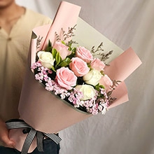 真情有您-9枝混搭玫瑰（粉+香檳），搭配情人草、梔子葉、相思梅