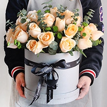 陽光心情-19枝香檳玫瑰，配尤加利葉、綠色小雛菊，抱抱桶