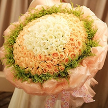 愛入心扉-33枝白玫瑰、66枝香檳玫瑰，外圍黃鶯