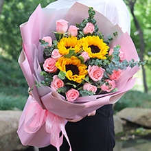 感謝有你-13枝粉玫瑰、3朵向日葵，搭配尤加利葉、適量綠葉點綴