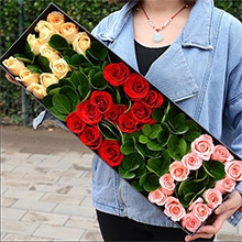 浪漫告白-33枝混搭玫瑰（紅+粉+香檳）拼字520，間插梔子葉豐滿