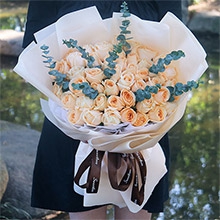 愛之旋律-33枝精品香檳玫瑰，間插尤加利葉