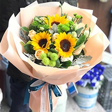 美好心情-9朵香檳玫瑰、3朵向日葵，搭配小雛菊、銀葉菊、梔子葉