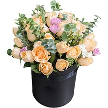 珍惜遇見-33枝香檳玫瑰，搭配白色相思梅、紫色小野菊