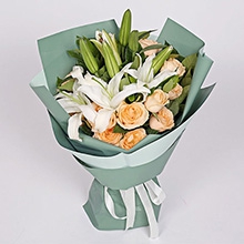 溫暖時光-11枝香檳玫瑰，2朵多頭白百合，配梔子葉