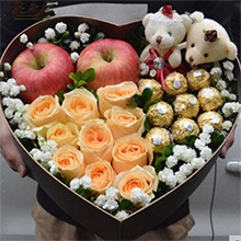 圣誕平安-10枝香檳玫瑰、9顆巧克力、2個蘋果、2只小熊，搭配白色滿天星