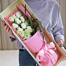 魅力心情-11枝白玫瑰，搭配桔梗、絲帶草、適量黃鶯