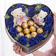 賞心悅目-11枝藍玫瑰+9顆費列羅巧克力，2只小熊，搭配情人草、尤加利