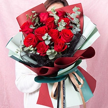 溫情甜蜜-11枝卡羅拉紅玫瑰，搭配尤加利葉